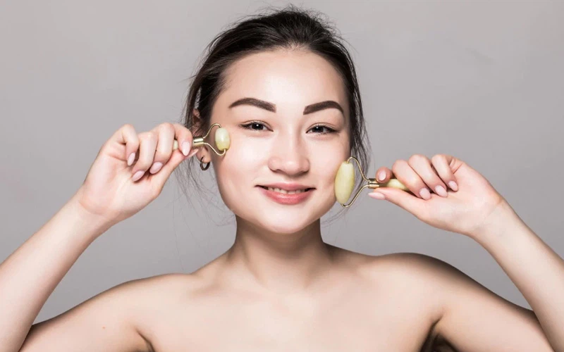 does a jade roller help with puffy eyes