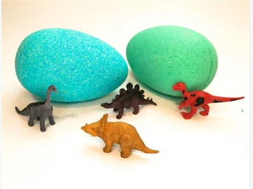 中におもちゃが入ったキッズバスボム：バスタイムを楽しくワクワクさせる